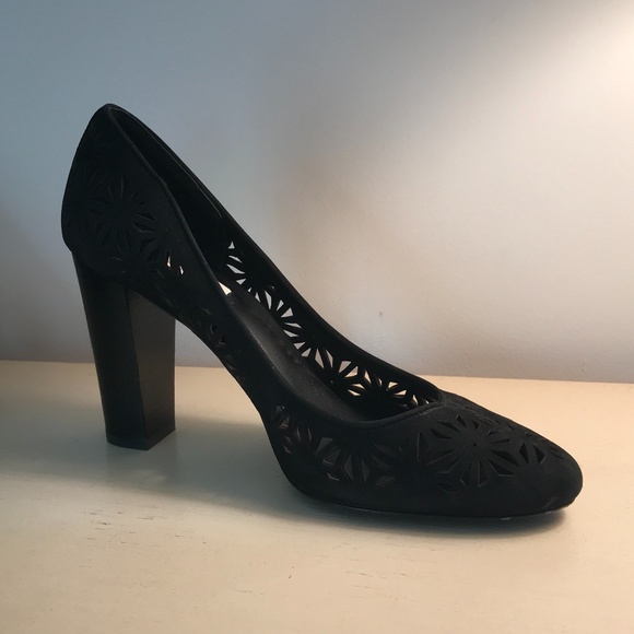 LAUREN RALPH LAUREN LEATHER VIONA ll EYELET HEELS - Picture 2 of 15